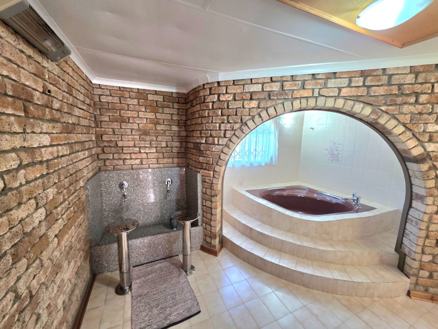 5 Bedroom Property for Sale in La Provance Free State